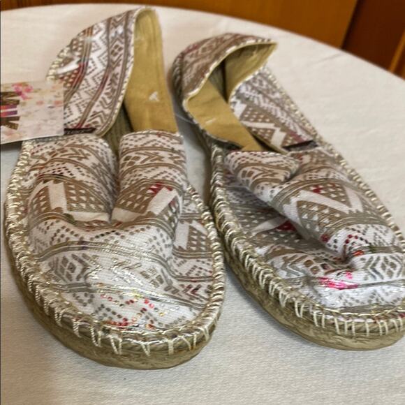 Muk Luks Silver Pink Tribal Print Espadrilles Slip-On Shoes Vacation Casual Boho - Picture 2 of 11